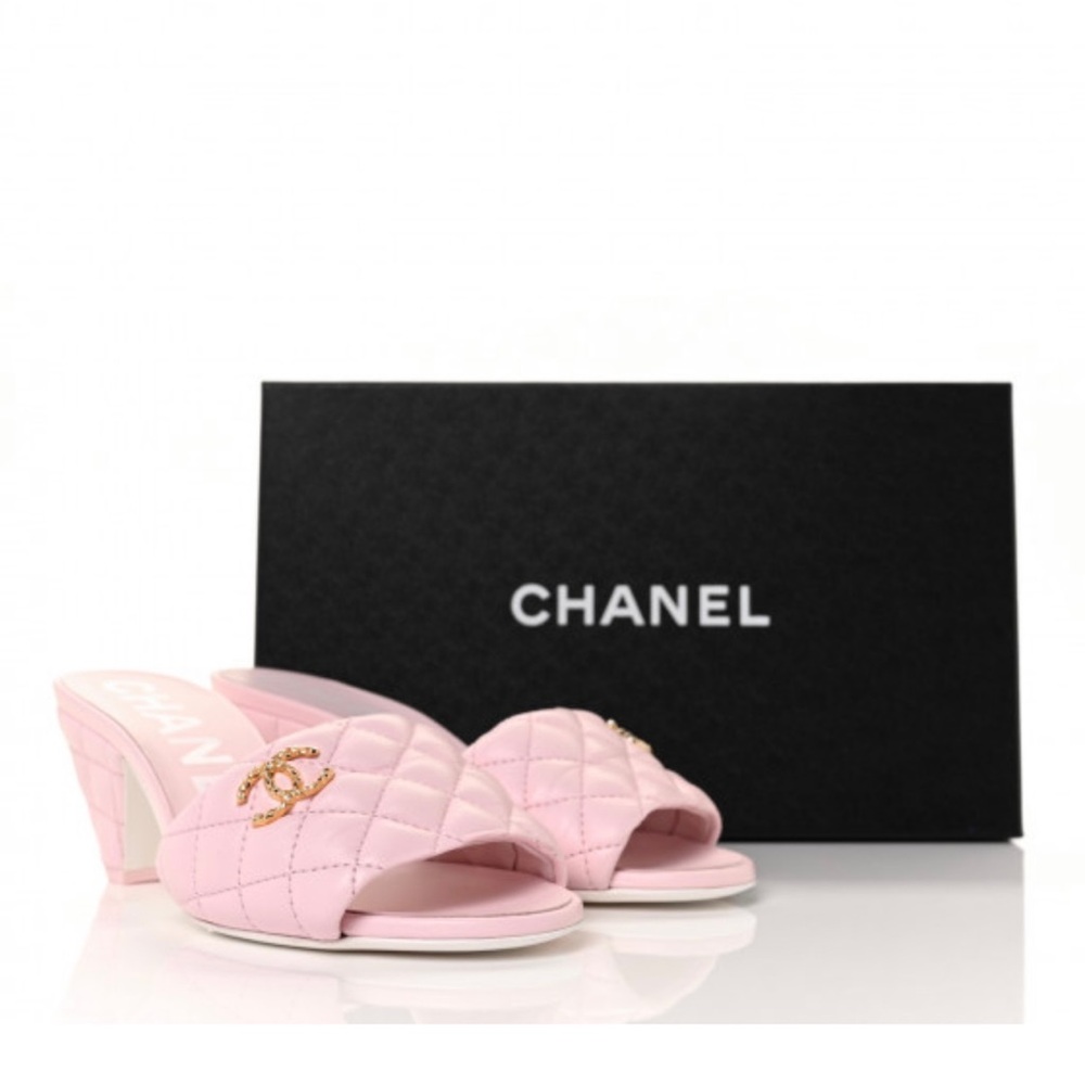 NEW IN BOX UNWORN-BARBIE PINK CC diamond-quilted sandals lambskin light pink 6.5